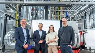 Das Bild zeigt KSB-CTO Dr. Stephan Bross, KSB-CEO Dr. Stephan Timmermann, ai-omatic-CEO Lena Weirauch und ai-omatic-CTO Björn Schulz (v.l.).  (Bild: KSB SE & Co. KGaA)