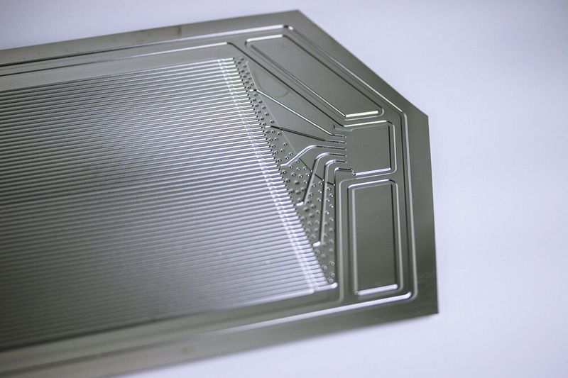 Am Fraunhofer IWU entwickelte, technologieoptimierte Bipolarplatte aus Edelstahl für PEM-Brennstoffzellen.(Bild:  Fraunhofer IWU)