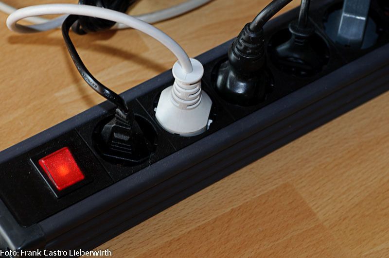 Abbildung 5: Steckdosenleiste mit Schalter für das Büro. Nicht zu empfehlen sind hingegen billige Steckdosen aus Fernost. (Archiv: Vogel Business Media)