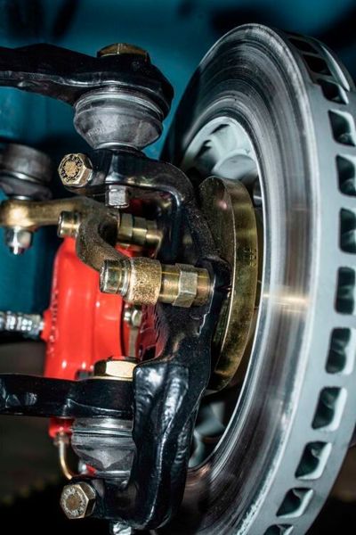 Die Bremsanlage vorne besteht aus speziell angefertigten Bremssatteladaptern. Auch die Radnaben sind Sonderanfertigung von dtw. (#janbürgermeister)