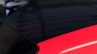 Audi setzt die oversprayfreie 2-Farb-Kontrastlackierung in Serie ein. Hier sieht man wie scharf sich die Farben abtrennen, ohne das abgeklebt werden muss. Spezielle Carbonstrahler von Heraeus Noblelight helfen dabei. (Heraeus Noblelight)