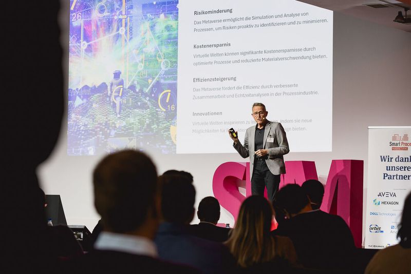 Was ist eigentlich das Metaverse? Norbert Hinz von QE3-up zeigt, wie VR, KI und digitale Zwillinge die Zukunft der Prozessindustrie gestalten könnten. (Bild: Stefan Bausewein)