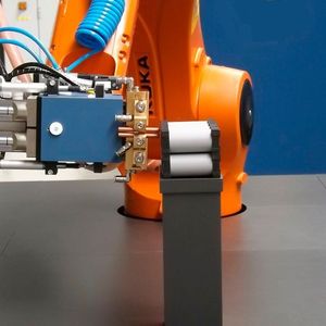 Schnell und sicher: Das am KIT entwickelte Schweißverfahren ermöglicht das Zusammenschalten einzelner Zellen und leistungsfähigen Batteriepacks.