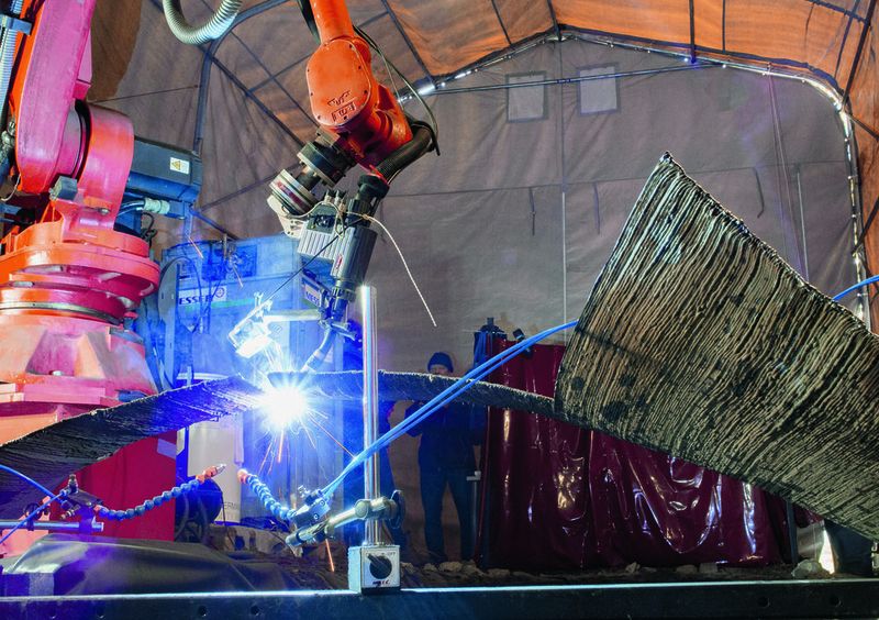 Die additiv gefertigte Brücke hat eine Spannweite von etwa 2,80 m. Im fertigen Zustand wird sie 1,50 m breit sein und rund 220 kg wiegen. (Bild: Fronius)