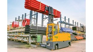 Mit zwei Antriebsrädern hinten und zwei Sätzen kleinerer Vorderräder kann der MR4 den unteren Raum im Regal maximal ausnutzen. (Combilift)