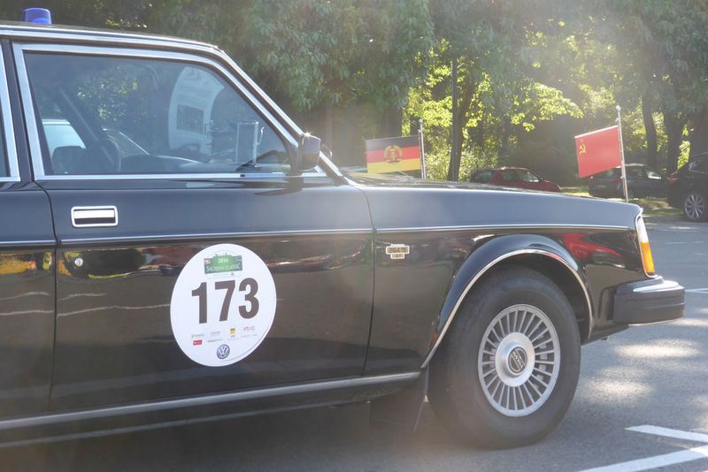 Staatstragend: Lang-Volvo 264 TE mit Beflaggung der DDR und China von 1976. (Schunk)