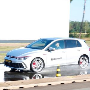 Beispielsweise beim Bremsen auf nasser Straße.(Bild:  Rosenow/»kfz-betrieb«)