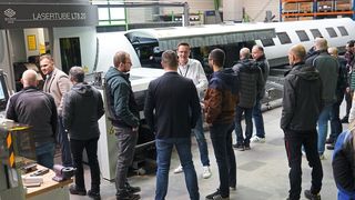 Direkt am Rohrlaser LT8.20 fand ein intensiver Erfahrungsaustausch statt. (Bild: BLM)