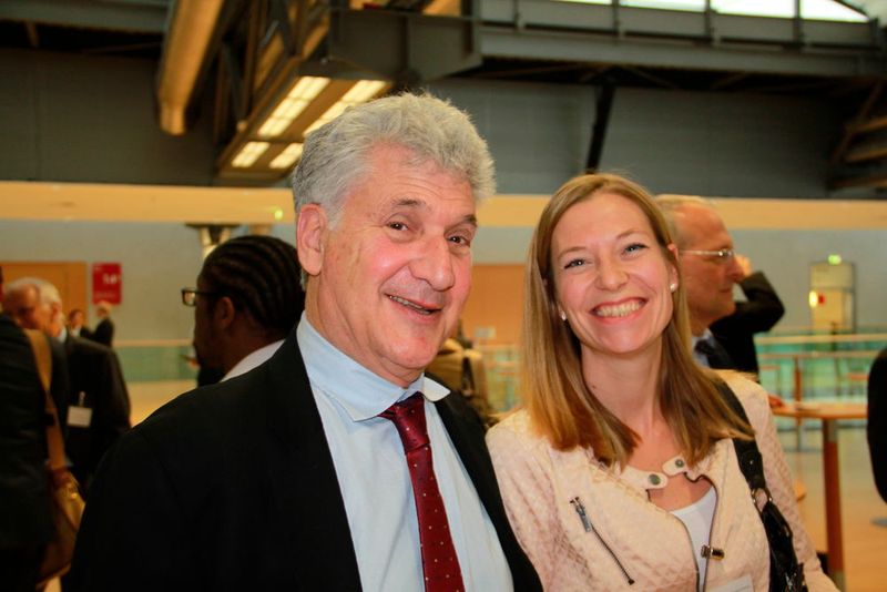 Prof. em. John Zysman von der University of California at Berkeley (hier im Bild mit Julia Moßner von INDUSTRY OF THINGS) erinnerte in seiner Dinner-Speach daran, die Mitarbeiter beim Thema Industrie 4.0 nicht zu vergessen.  (Bild: Moßner)