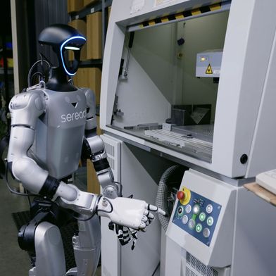 Cortex 2.0 ermöglicht Robotern, bestehende Maschinen selbstständig zu bedienen. (Bild: Sereact)