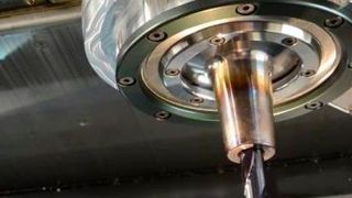 Mit „PermaVib“ haben die Wissenschaftler des Fraunhofer IWU ein Ultraschallschwing-System für Bohr- und Fräswerkzeuge entwickelt, das, wie es heißt, vor allem die Zerspanung von Stahl und Aluminium perfektioniert, aber auch bei anderen Materialien, wie FVK oder Keramik, punktet. Es versetzt die Werkzeuge so in Schwingung, dass die Zerspanung verschleißärmer und leichter wird, so das IWU. (IWU)