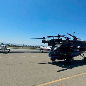 Fahrt mit dem A5 auf einem Flughafen. (Bild:  Aska)