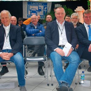 Gut gelaunt: Die Landesinnungsmeister Thomas Schneider (Bayern) und Frank Jensen (Baden Württemberg), ZKF-Präsident Peter Börner und Staatssekretär Carsten Feller (v. l.).(Bild:  Wenz|»Fahrzeug+Karosserie«)