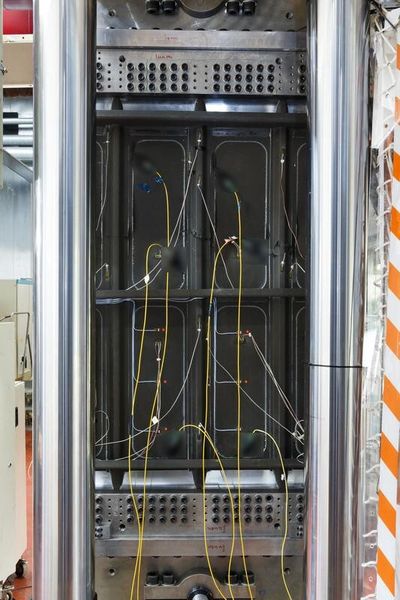 Ein CFK-Panel mit integrierter Faseroptik im Prüfstand des Fraunhofer LBF. (Fraunhofer LBF/Ursula Raapke)