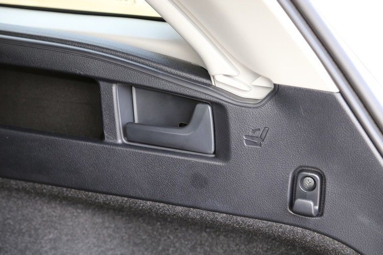 Toyota will mit hohen Nutzwert punkten: Die Rücksitze lassen sich durch einen Hebel im Kofferraum mit einem Handgriff umklappen, wodurch das Gesamtvolumen auf 1.658 Liter steigt. (Foto: Bjoern Habegger)