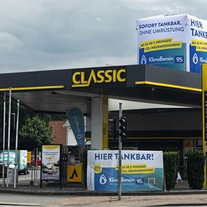 In Kirchweyhe bei Bremen wird seit dem 16. Juni erstmals fast klimaneutrales Benzin regulär an der Tankstelle verkauft.(Bild:  Klima Kraftstoffe GmbH)