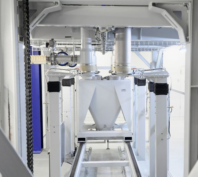 Shuttle-Befüllung und Robotower mit Drehtisch  (Bild: Emde)