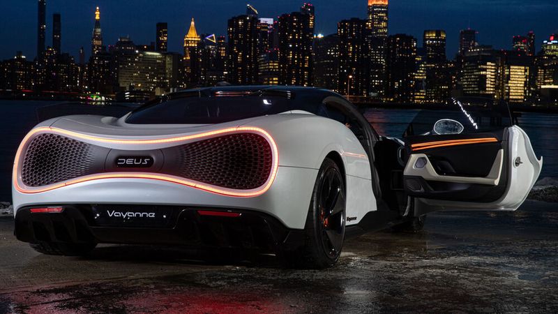 Imposant ist die Heckansicht mit dem ausdruckstarken Rücklicht. (Bild: Deus Automobiles)