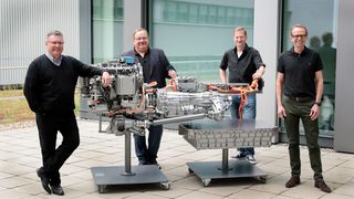 Die Geschäftsführer der neuen Einheit „Drive Systems“ Frank Deiß (l.), Chairman Mercedes-Benz Drive Systems; Torsten Eder (3. v.l.), Leiter Entwicklung Powertrain; Andreas Friedrich (r.), ab 1. August 2020 Leiter Entwicklung E-Drive, und Michael Häberle (2. v.l.), Betriebsratsvorsitzender Werk Untertürkheim, Forschung und Entwicklung Pkw. (Daimler)