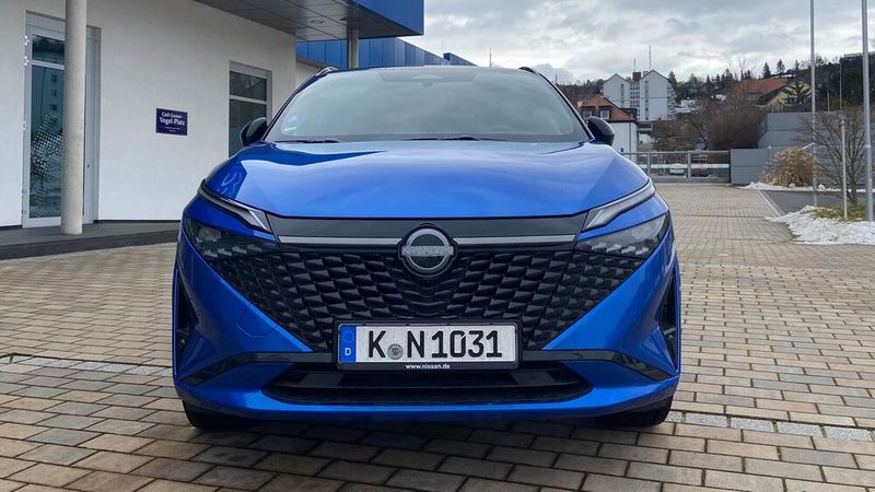 Der gestestete Nissan Qashqai mit dem neuen Hybridantrieb kostete indes 48.620 Euro. Trotz vergleichbarer Leistung ist das ein heftiger Aufpreis – allerdings verspricht der Hybrid auch einen geringeren Verbrauch und damit niedrigere laufende Kosten. (Bild: Rosenow – VCG)