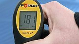 Klein, handlich, praktisch: Mit dem Schichtdickenmessgerät von Förch lassen sich schnell Reparaturstellen nachweisen. (Archiv: Vogel Business Media)