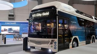 Der portugiesische Bushersteller Caetano Bus nutzt im „H2.City Gold“ das Brennstoffzellensystem des Toyota Mirai. (Toyota)