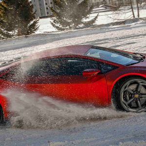 Spielerisch lässt sich der 4WD-Huracan im Drift durch den Pylonen-Parcours führen.(Bild:  Lamborghini)