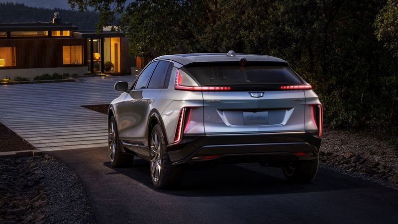 Auch am Heck bietet der Cadillac Lyriq ein spannedes Lichtdesign. (Bild: Cadillac)