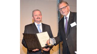 Prof. Reimund mit Wilfried Jakob, dem Präsidenten der EFB bei der Verleihung. (Bild: EFB)
