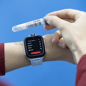 Die Mehrzahl fehlerhafter Laborergebnisse beruht auf Fehlern in der präanalytischen Phase. „MedNAIS“ ist eine Smartwatch, die helfen soll, Fehler zu vermeiden. Sie wurde speziell für Krankenschwestern und -pfleger entwickelt, die für die Probenentnahme in der ambulanten oder stationären Versorgung zuständig sind.(Messe Düsseldorf, Constanze Tillmann)