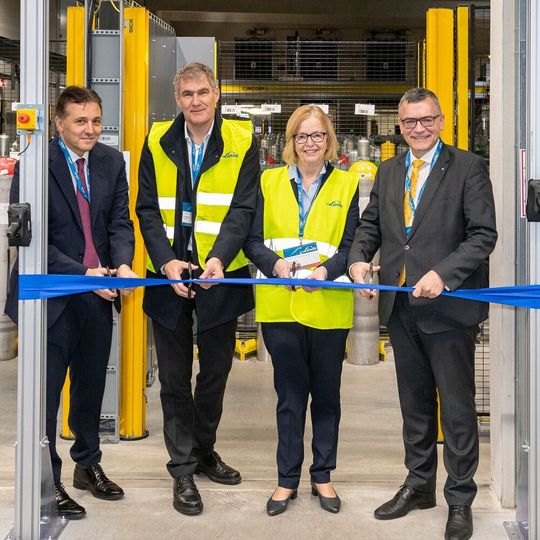Von links nach rechts: Stefano Innocenzi (Business President Region Europe West), Dr. Oliver Pfann (Senior Vice President EMEA), 3. Bürgermeisterin Unterschleißheim Annegret Harms, Staatsminister Dr. Florian Herrmann(Bild:  Linde)