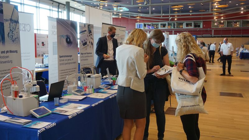Weitere Impressionen der LAB-SUPPLY Dresden 2020  Alle Infos zu den LAB-SUPPLY-Messen – Termine, Vortragsprogramm und Ausstellerliste – finden Sie unter www.lab-supply.info (LABORPRAXIS, Krause)