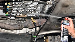 Hat man die Getriebeölwanne entfernt, bietet es sich an, vor dem Wiederzusammenbau das Ganze mit einem entsprechenden Reiniger abzusprühen. Dafür hat Liqui Moly eigens den „Getriebegehäuse-Innenreiniger“ kreiert. (Foto: Dominsky)
