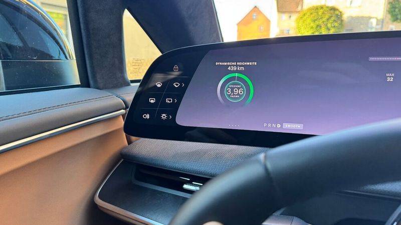 Der Verbrauch wird in amerikanischer Zählweise angezeigt. Mit sanftem Gasfuß liegt er umgerechnet bei etwa 18 kWh pro 100 Kilometer. Realistisch sind damit gut 500 Kilometer Reichweite drin. Spielt man ein wenig mit den 839 PS, kostet das natürlich Reichweite. (Bild: Schreiner – »kfz-betrieb«)