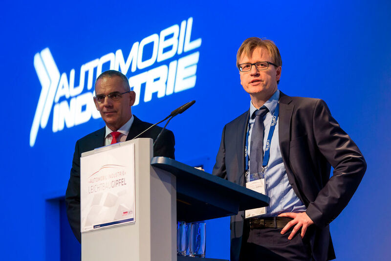 Rainer Hoffmann (Carhs Training, l.) und Claus-Peter Köth (Chefredakteur »Automobil Industrie«) die automotive Branche im Vogel Convention Center Würzburg. (Stefan Bausewein)