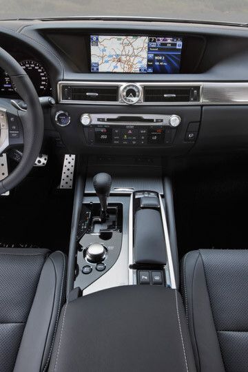 Der Lexus GS 450 h ist mit einem Hybrid-Getriebe mit einer elektronisch gesteuerten, stufenlos variablen Übersetzung ausgestattet. Der GS 250 hat eine Sechsstufen-Automatik mit sequenziellem Schaltmodus. Der Fahrer kann zwischen den Fahr-Modi Eco, Normal, Sports und Sport+ wählen. (Foto: Lexus)
