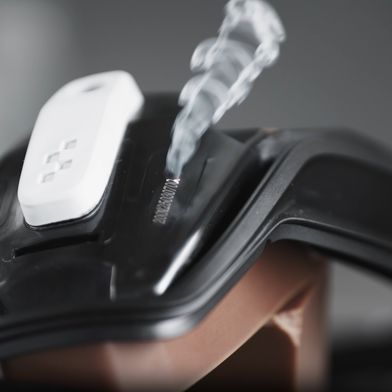 Das Unternehmen Figure hat eine Großserienfertigung für humanoide Roboter angekündigt. Im Bild: Laserbeschriftung einer Komponente. (Bild: Figure AI; Screenshot Thomas Günnel – Vogel Communications Group)