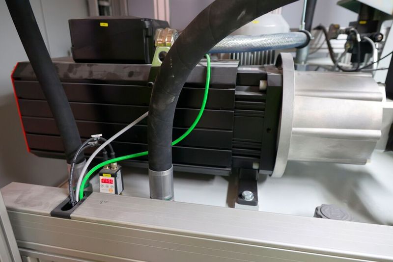 Der Servoantrieb ermöglicht definiert unterschiedliche Hübe. Dank der sehr genauen Wegmesssysteme weiß die Steuerung zu jeder Zeit exakt, wo die einzelnen Zylinder stehen. So lassen sich die Bewegungen entsprechend den jeweiligen Bedürfnissen sehr präzise regeln.  (Bild: Maschinenmarkt/rw)