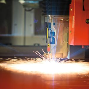 Die Laserschneidanlage By-Speed Pro arbeitet mit dem 4,4 kW leistenden By-Laser 4400, dessen Energie zu einem hohen Maß nur für den Schneidprozess genutzt wird. Er eignet sich sowohl für dicke als auch dünne Bleche.