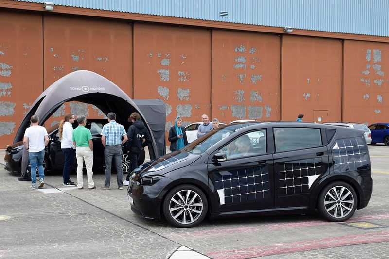 Sono Motors sorgt mit dem Sion immer wieder für Aufmerksamkeit – hier etwa auf einer Roadshow am Flugplatz Giebelstadt nahe Würzburg. (Bild: Jan Rosenow)