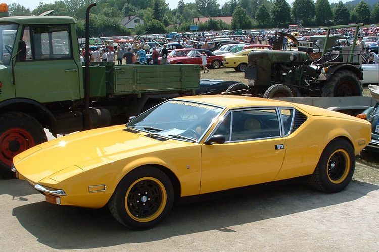 Sobald sich Elvis sich über ein Auto ärgerte, konnte er sehr jähzornig werden. Einen De Tomaso Pantera von 1971 traktierte der Waffennarr mit seinem Revolver. Dieser Wagen war zeitweise im Peterson Automotive Museum in Los Angeles samt Einschusslöchern zu bewundern. Im Bild ist ein intaktes Exemplar zu sehen. (Foto: Wikipedia/Porsche-Makus)