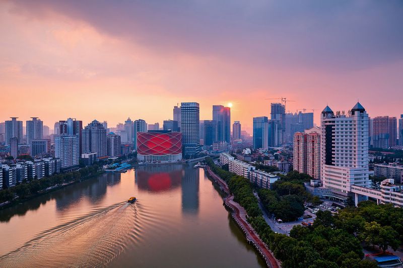 Auch wenn sich der Konjunkturhimmel in China verdüstert, sehen dem die größten deutschen Unternehmen gelassen entgegen. (Bild: Siemens/Wanda Dragone Entertainment)