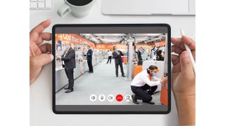 Selbst produzierte Face Shields schützen die Igus-Experten bei der digitalen Beratung auf dem 400 Quadratmeter großen „Messestand“ in der Firmenzentrale. (©bongkarn - stock.adobe.com)