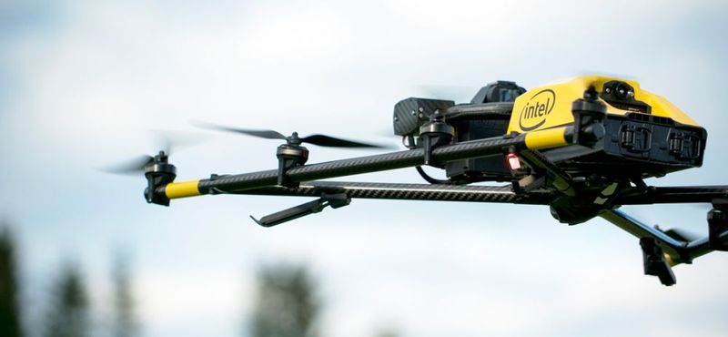 Intel Falcon 8+: Der Octocopter in V-Form ist durch seine acht Motoren mit jeweils 125 Watt Spitzenleistung in der Lage, bis zu 0,8 kg Nutzlast in die Luft zu bringen. (Bild: Bild: Intel)