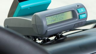 Per On Board Unit (OBU) lässt sich die fällige Maut am einfachsten ermitteln und abrechnen. (Bild: Toll Collect)
