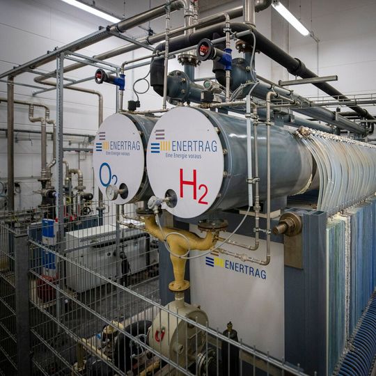 Die Fertigung und weltweite Vermarktung der neuen Technologien und Produkte dient dem Aufbau einer globalen Wasserstoffwirtschaft. Die Fertigung und weltweite Vermarktung der neuen Technologien und Produkte dient dem Aufbau einer globalen Wasserstoffwirtschaft.