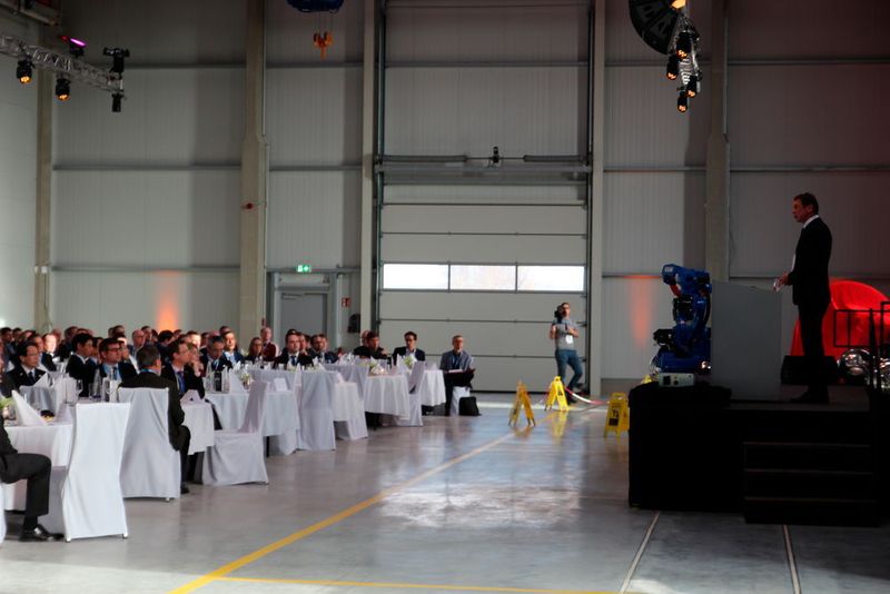 „Die neuen Produktions- und Entwicklungskapazitäten ermöglichen nicht zuletzt kürzeste Lieferzeiten für unsere Maschinenbau- und Endkunden sowie für unsere Systemintegratoren, mit denen wir gemeinsam weiter Marktanteile ausbauen werden“, so Bruno Schnekenburger, President der Robotics Division von Yaskawa Europe GmbH anlässlich der Eröffnung. (Sonnenberg)