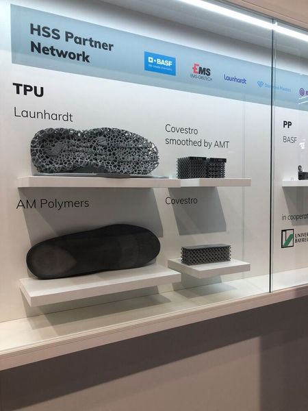 Mit dem HSS Material Network hat Voxeljet ein interdisziplinäres und kollaboratives Netzwerk ins Leben gerufen, dessen Ziel es ist, Wissen über 3D-druckbare Materialien zu generieren und auszutauschen sowie deren Entwicklung und vollständige Qualifizierung für das High Speed Sintering (HSS) Verfahren zu beschleunigen. Einige bereits enstandene 3D-Drucklösungen stellte Voxeljet in seinen Schautafeln aus. (Bild: VCG/Juliana Pfeiffer)