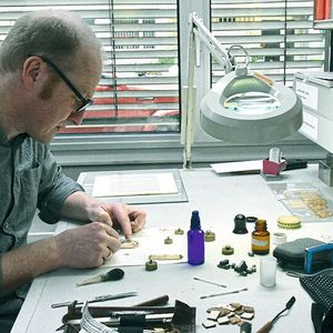 In der Papyrus-Werkstatt: Die Restaurierung von Papyrus ist sehr speziell. Zunächst mussten die zusammengeklebten Papyrusschichten getrennt werden bevor die eigentliche Arbeit zur Sicherung der Fragmente beginnen konnte.