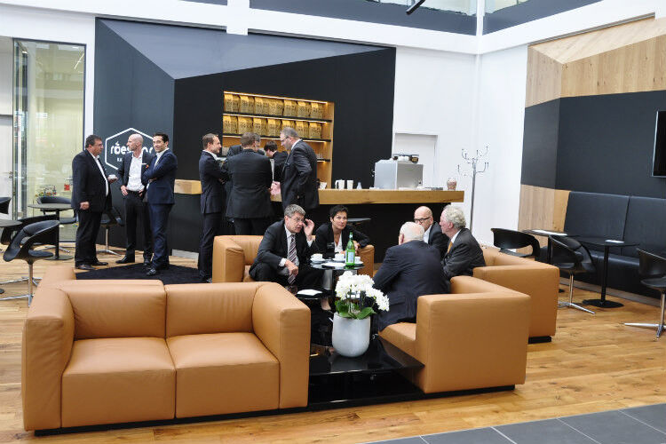 Gemütliche Kaffee-Lounge in neuer Mercedes-Benz CI. (Foto: Schwickal)